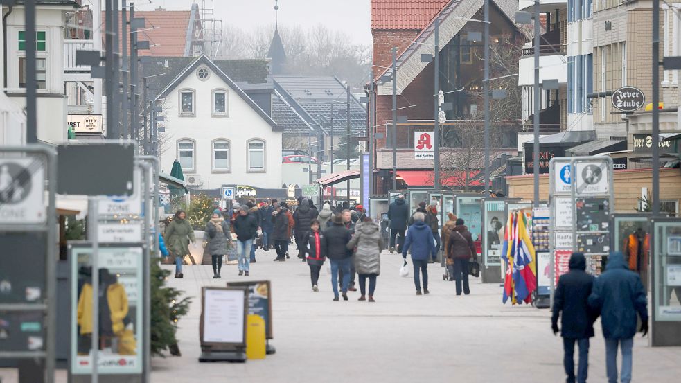 Die Friedrichstraße in Westerland: Auch auf der Nordseeinsel Sylt haben mehr Menschen mit Schulden zu kämpfen. Foto: dpa/Christian Charisius