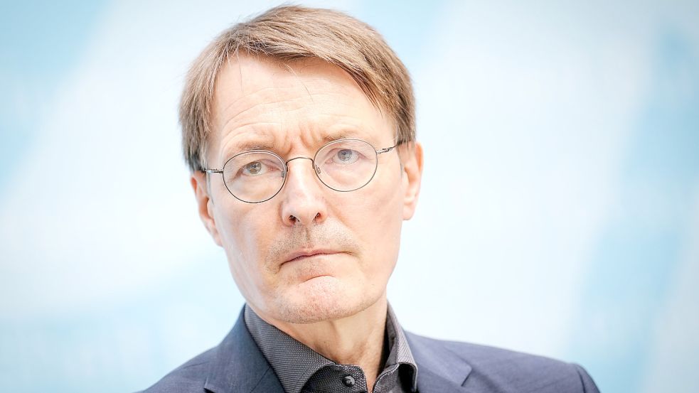 Bundesgesundheitsminister Karl Lauterbach will Ausnahmen für Krankenhäuser beim Heizungstausch erreichen - doch die Kliniken wehren sich. Foto: dpa/Kay Nietfeld