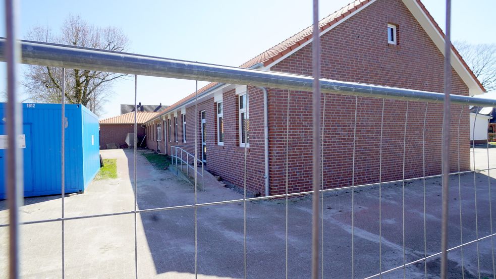 Für 1,8 Millionen Euro wird derzeit die abgebrannte Grundschule in Bockhorst wieder aufgebaut. Doch wann kann das Gebäude genutzt werden? Foto: Moormann