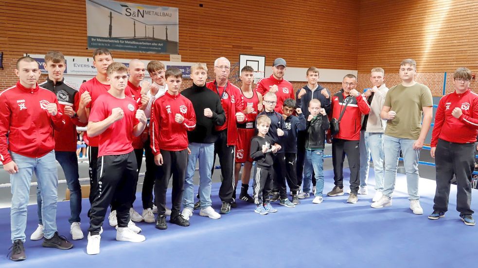 Die Mitglieder von Box Olymp Saterland: Rund 50 Mitglieder, zum größten Teil Jungen und Männer, gehören dem Verein an, der 2008 eigenständig wurde. Trainiert wird montags, dienstags und donnerstags von 18 bis 20 Uhr in der Halle am Schulzentrum Ramsloh sowie sonnabends nach Absprache. Fotos: Passmann