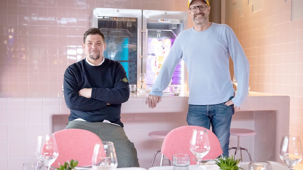 TV-Koch Tim Mälzer (l.) und Patrick Rüther, Gastronom und Geschäftspartner, auf einem Archivbild von 2020 in der „Bullerei“. Foto: dpa/Christian Charisius