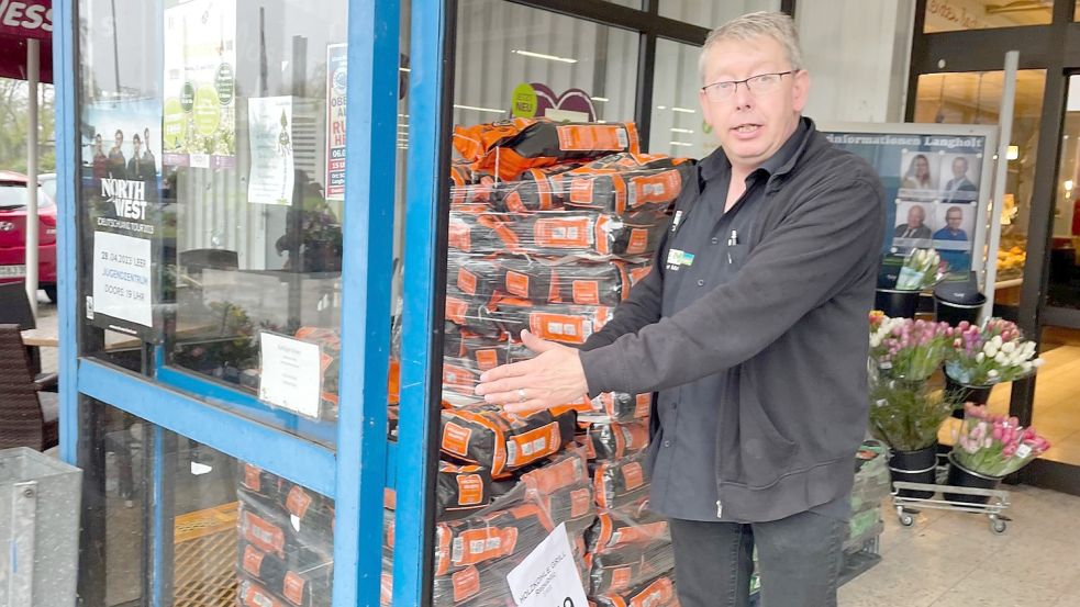 Marktleiter Günter Munk am Eingang des Markant-Marktes in Langholt. Hier hatte sich der Täter einen Durchgang aufgehebelt. Foto: Janßen