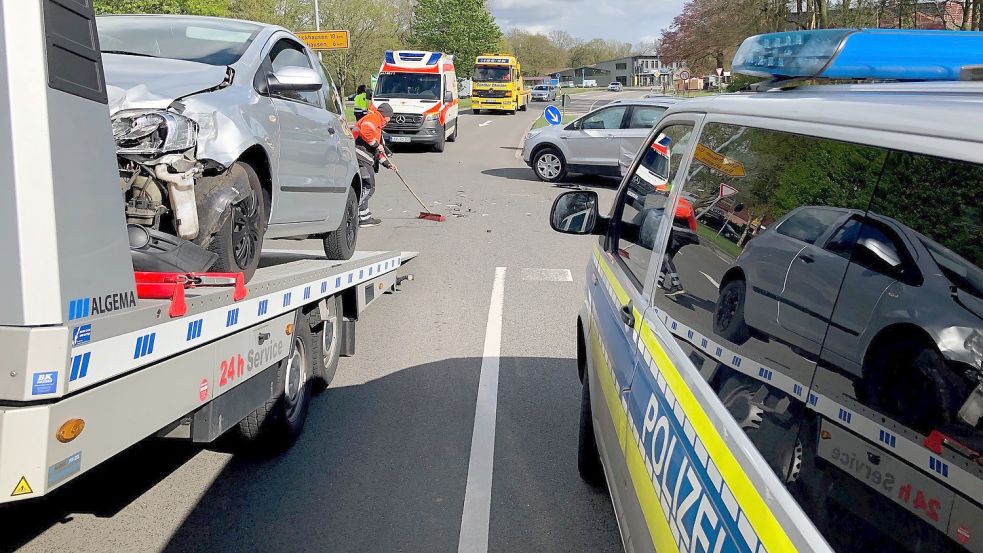 Auf der Kreuzung in Marienheil war es zu einem Unfall gekommen. Dabei war eine Frau leicht verletzt worden. Beide Fahrzeuge waren nicht mehr fahrbereit, sie mussten abgeschleppt werden. Foto: Ammermann