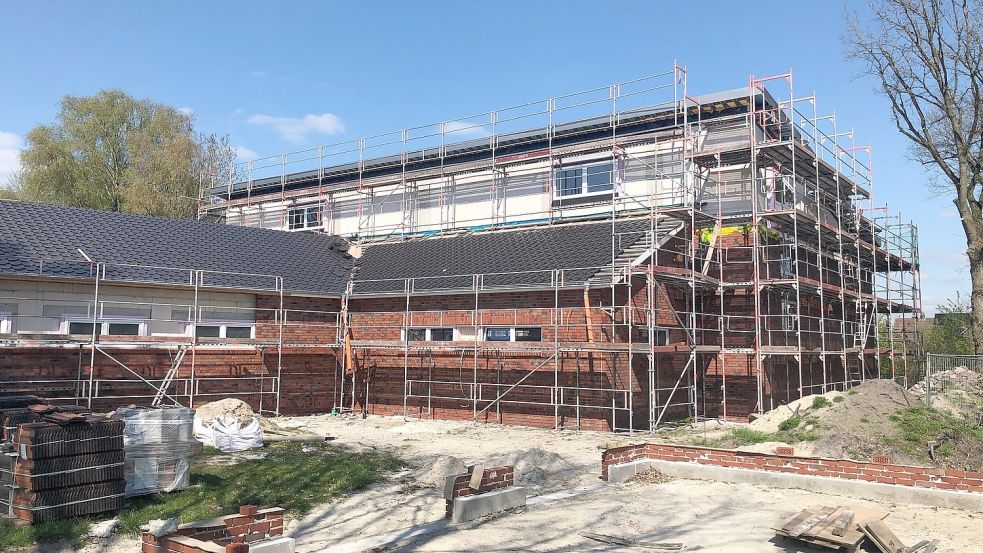 DieArbeiten an der neuen Turnhalle in Völlenerfehn schreiten voran. Jetzt hat der Verwaltungsausschuss der Gemeinde Westoverledingen weitere Aufträge vergeben. Foto: Ammermann