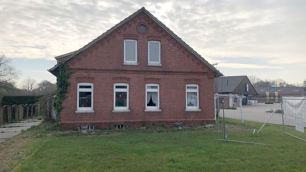 Noch steht auf der Fläche ein altes Bauernhaus. Dort könnte – direkt neben dem Aldimarkt (rechts) – ein Drogeriemarkt gebaut werden. Foto: Ammermann