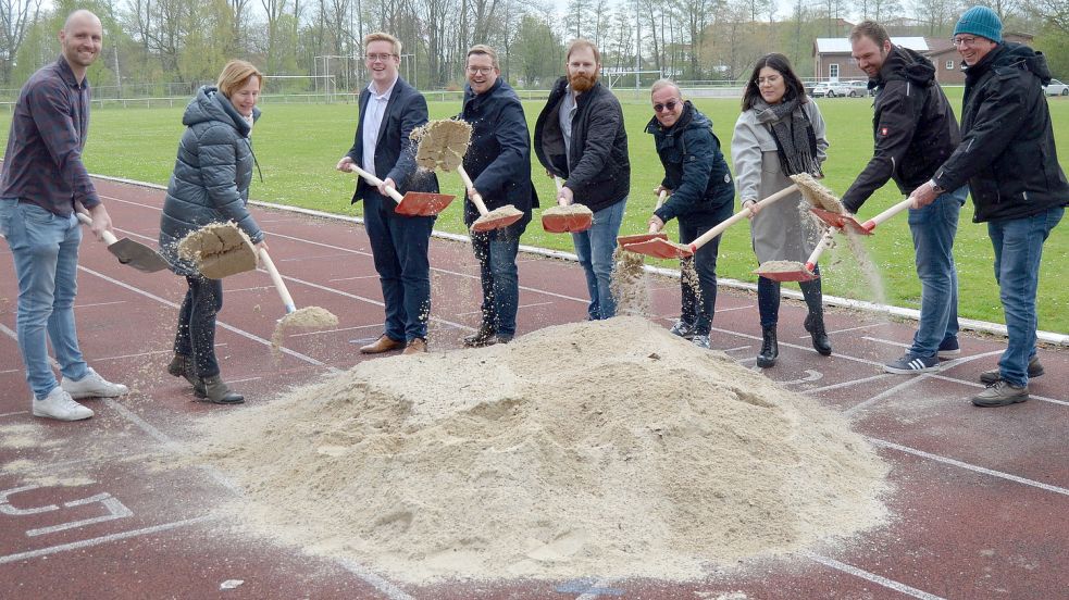 Der Erfolg hat viele Eltern: Zum symbolischen ersten Spatenstich für den Sportpark Barßel schippten am Mittwochvormittag Sand in die Luft (von links) Christoph Oetken, Sport-Obmann der IGS, deren Schulleiterin Simone Petzold, CDU-Landtagsabgeordneter Lukas Reinken, Barßels Bürgermeister Nils Anhuth, Benjamin Jakobi, Bauleiter der ausführenden Firma Tell Bau aus Norden, Oliver Kilian vom Planungsbüro, Jacqueline Faust vom Schulamt und Florian Meyer vom Bauamt der Gemeinde Barßel sowie Alfred Maaß, Abteilungsleiter Leichtathletikk beim STV Barßel. Was jetzt an Westmarkstraße startete, ist der Beginn einer Großmaßnahme mit einem Investitionsvolumen von 3,8 Millionen Euro. Sie wird in mehreren Abschnitten umgesetzt. Der erste soll im Juli 2024 vollendet sein. Fotos: Fertig