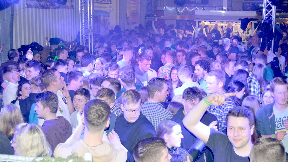 In Partylaune waren 1500 Partygäste bei der Scheunenfete der Holter Landjugend Holter Jollys.
