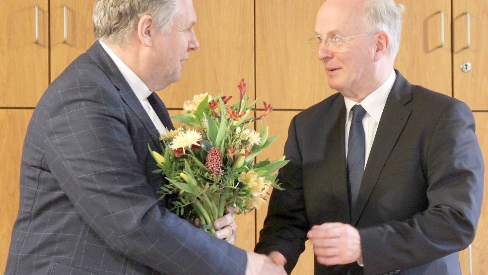 Superintendent Thomas Kersten (links) bedankte sich bei Regionalbischof Dr. Detlef Klahr für seinen Vortrag in der Kirchenkreiskonferenz in Ockenhausen. Foto: Engel
