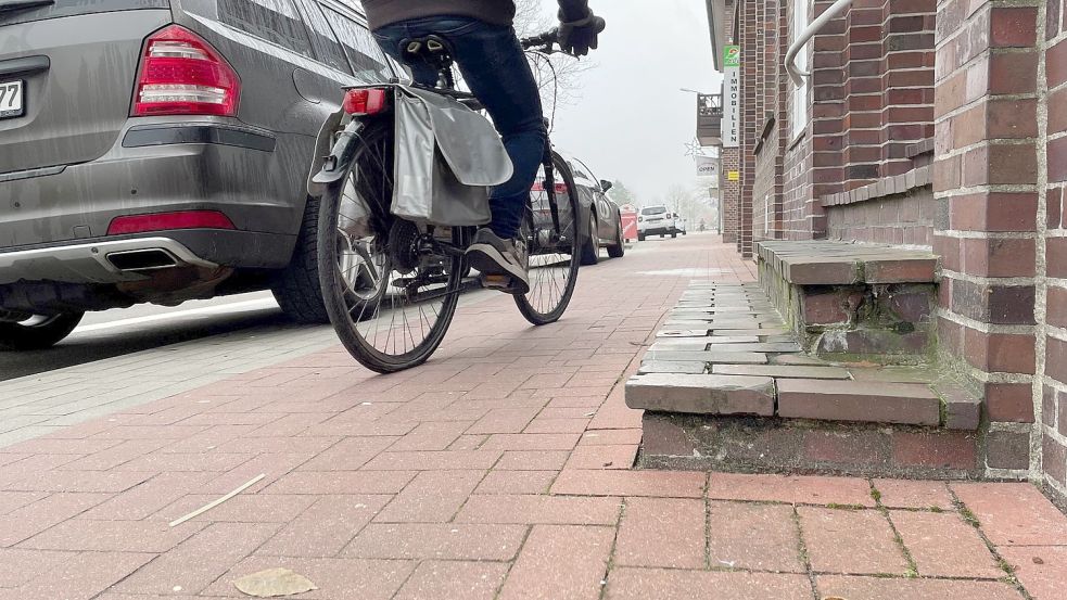 Fahrbahn, Parkstreifen, Geh- und Radweg nebeneinander: Am Untenende wird es dafür an manchen Stellen ganz schön eng. Foto: Janßen