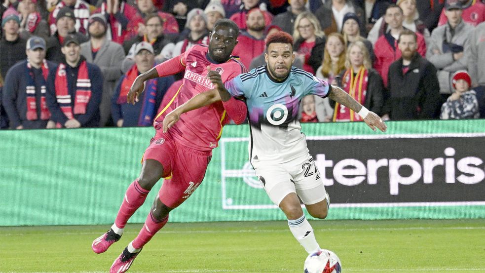 Samuel Adeniran (links) möchte sich auch im Trikot von St. Louis City durchsetzen. Hier eine Szene vom Spiel gegen Minnesota United am 1. April. Foto: USA TODAY Network/Imago