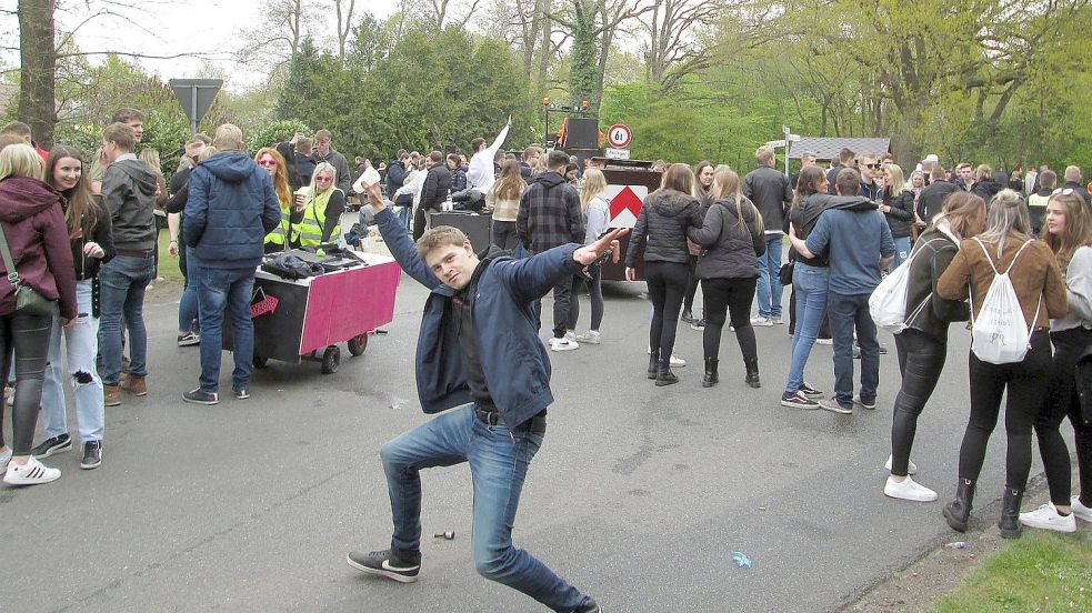 Hunderte von Jugendlichen aus dem Saterland und der Gemeinde Barßel fiebern dem Frühtanz bei Sieger in Thüle entgegen und werden dazu über den Bernethsdamm nach Thüle pilgern. Hier ein Foto von der letzten Maisause beim Gasthof Sieger. Fotos: Wilken