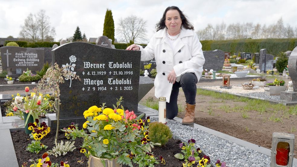 Anita Pastoor am Grab ihrer Eltern auf dem Friedhof in Ostrhauderfehn.Foto: Fertig