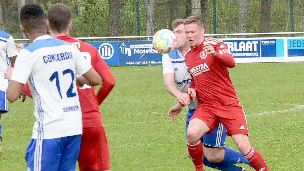 TuRa 07 Westrhauderfehn (vorne Julian Jauken) will sich für das 0:2 gegen Schlusslicht Suurhusen rehabilitieren. Foto: Damm