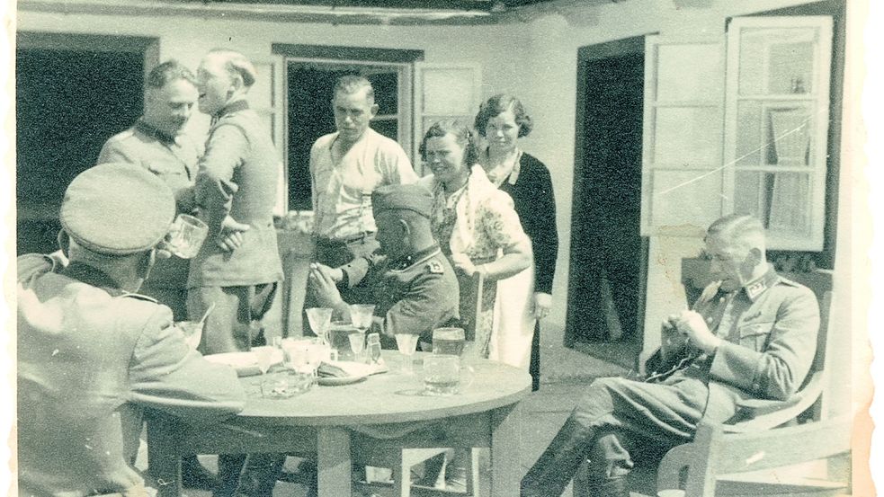 Feier im Todeslager: Johann Niemann (3. von links) aus Völlen war der stellvertretende SS-Kommandant im Vernichtungslager in Sobibor in Polen. Dieses Foto aus seinem Nachlass zeigt Niemann auf einem Gruppenfoto auf der Terrasse des neuen Kasinos. Bilder: United States Holocaust Memorial Museum (USHMM)