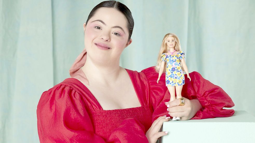 Das Model Ellie Goldstein hält die erste Barbie-Puppe mit Down-Syndrom in den Händen. Foto: Catherine Harbour/Mattel/PA Media/dpa