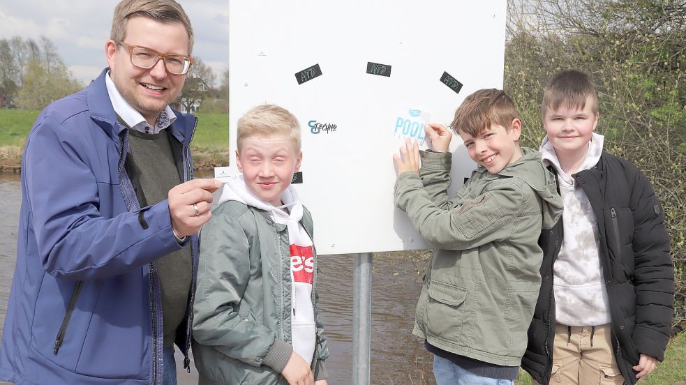 Waren die ersten Benutzer der Stickertafeln (von links) Barßels Bürgermeister Nils Anhuth, Till, Maarten und Dominik. Foto: Passmann