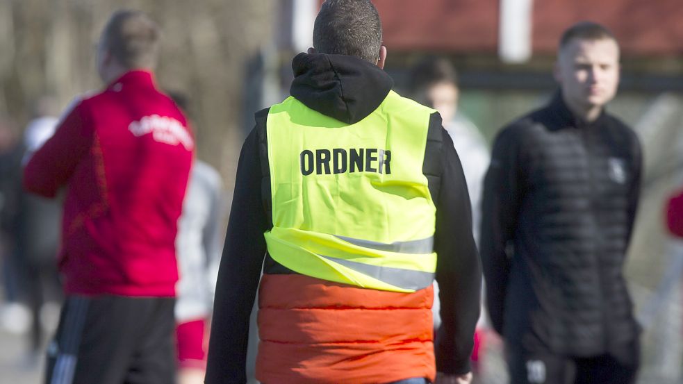 Auch Ordner mussten während und nach der Partie eingreifen. Archivfoto: Doden/Emden