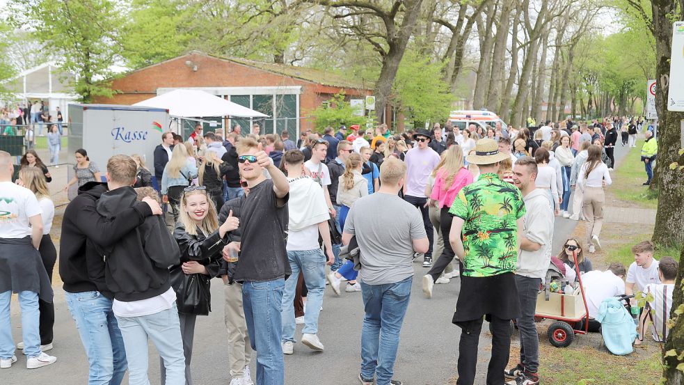 In Scharen strömten an diesem 1. Maifeiertag bei strahlendem Sonneschein überwiegend Jugendliche zum Frühtanz beim Gasthof Sieger in Thüle. Foto: Passmann