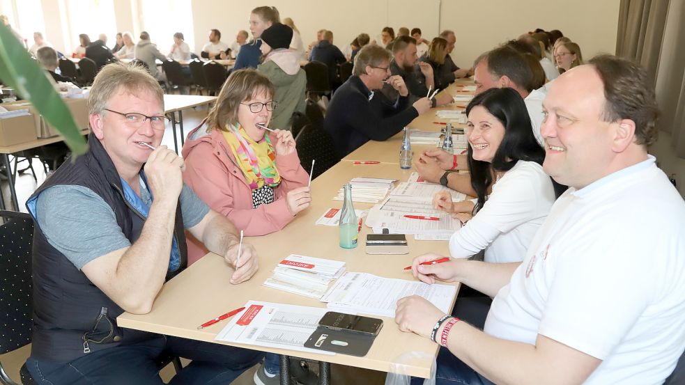 Matthias Eihausen und Ehefrau Angelika Flatken-Eihausen (von links) beim Wannenschleimhautabstrich. Die Helfer notierten die Daten der Spender. Foto: Passmann