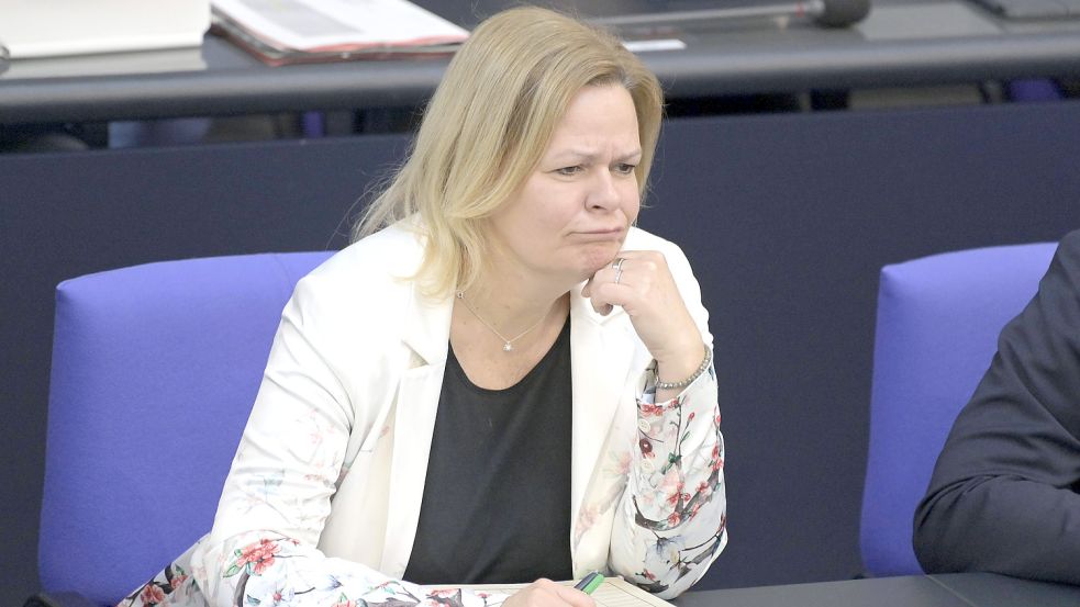 Kurz vor dem sogenannten Flüchtlingsgipfel präsentiert Innenministerin Nancy Faeser eine Lösung, die keine ist. Foto: Kern/Imago Images