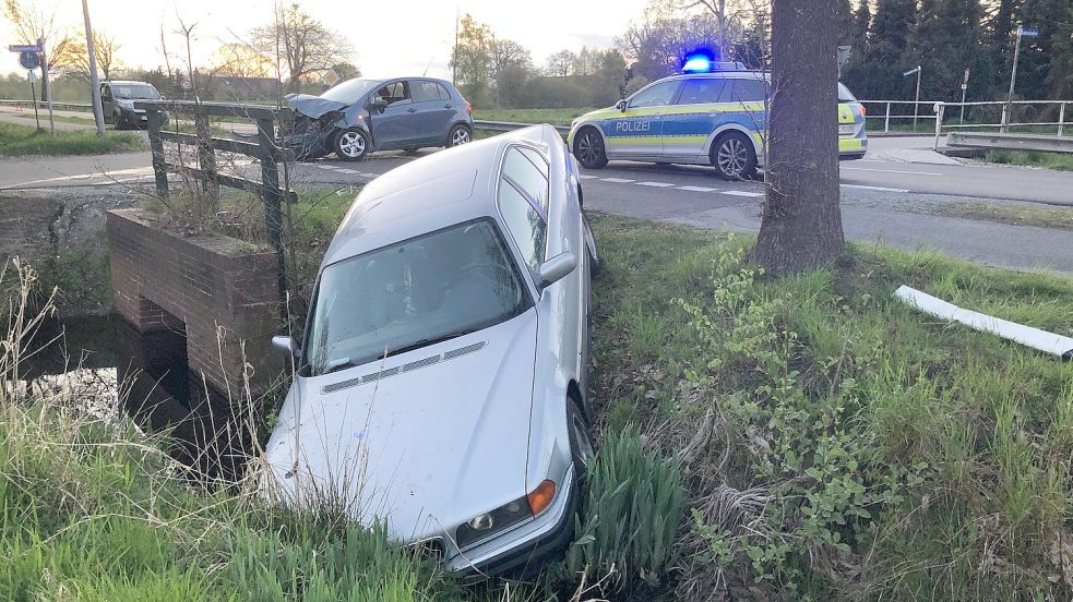 Der BMW des Unfallverursachers landete in einem Straßengraben. Foto: Ammermann