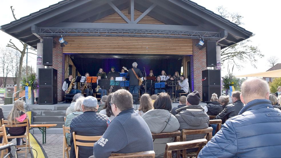 Nach der offiziellen Eröffnung des Kulturhauses trat die Bigband des Albrecht-Weinberg-Gymnasiums auf der Bühne auf. Foto: Ammermann
