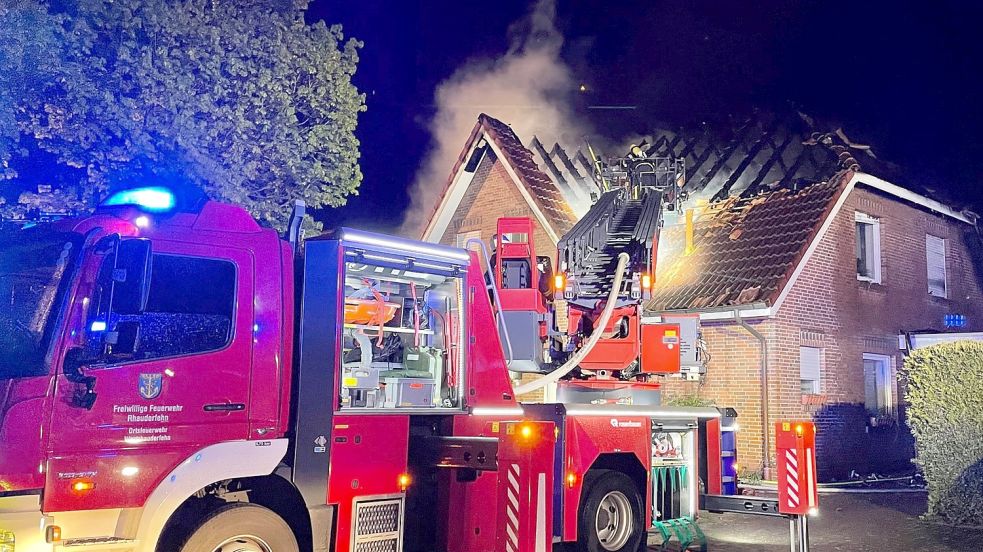 Die Feuerwehr rückte zum Wohnhausbrand in der Moorhuser Straße aus. Rund 60 Kräfte waren im Einsatz. Foto: Janßen