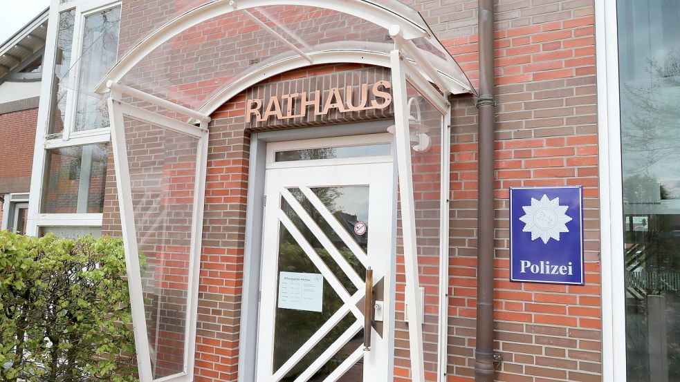 Der Mietvertrag, den die Polizeidirektion Oldenburg 2014 mit der Gemeinde Saterland geschlossen hat, um die Polizei im Rathaus unterzubringen, läuft zum Jahresende aus. Fotos: Passmann