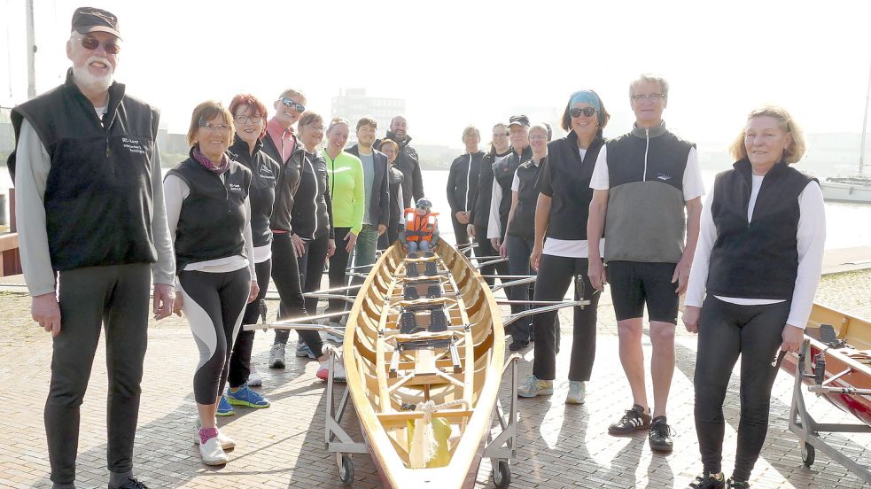 Natürlich passen die ganzen Leute nicht in dieses Ruderboot. Aber alle, die zum Anrudern des Ruder-Clubs in Leer kamen, stellten sich für dieses Gruppenfoto um diesen Vierer herum. Foto: Wieking