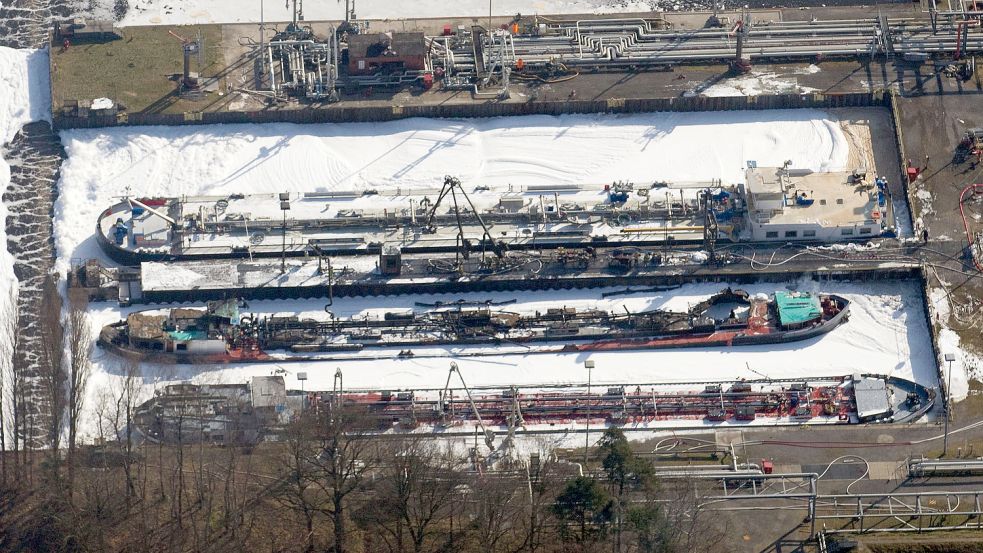 Der Löschschaum, der nach Explosionen auf einem Tankschiff in der BP-Erdölraffinerie in Lingen im März 2011 massiv eingesetzt wurde, könnte damals laut NLWKN zu einer PFAS-Belastung in der Ems geführt haben. Weshalb sich bei Messungen unter anderem in der Ems in Gandersum auch 2021 noch hohe Werte ergaben, bleibt indes unklar. Archivfoto: Gentsch (dpa)