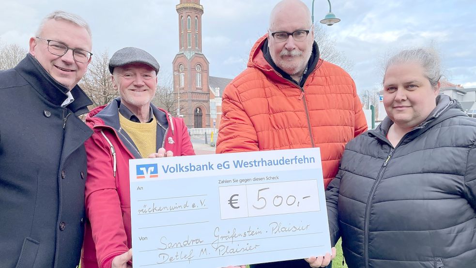 Helmut Hartema (von links), Geschäftsführer des Diakonischen Werks im Kirchenkreis Rhauderfehn, und Andreas Engel, Vorsitzender des Vereins Rückenwind, nahmen den symbolischen Scheck von Detlef M. Plaisier und Sandra Gräfenstein-Plaisier entgegen. Foto: Janßen
