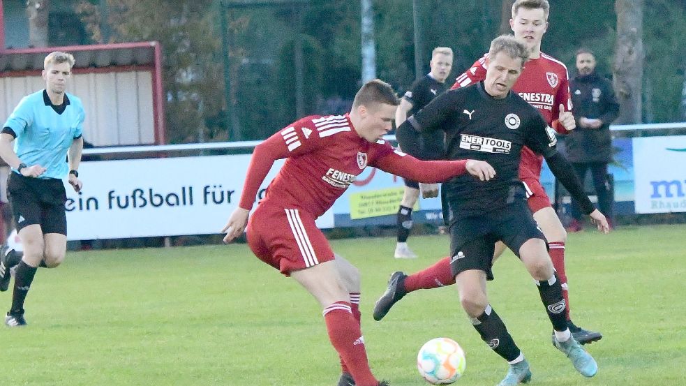 Im Sommer war Holger Wulff (Mitte) noch mit Regionalligist Kickers Emden im Ostfriesland-Cup bei TuRa zu Gast. Nun kam er nach seinem Winterwechsel nach Großefehn als Bezirksliga-Spieler. Foto: Damm