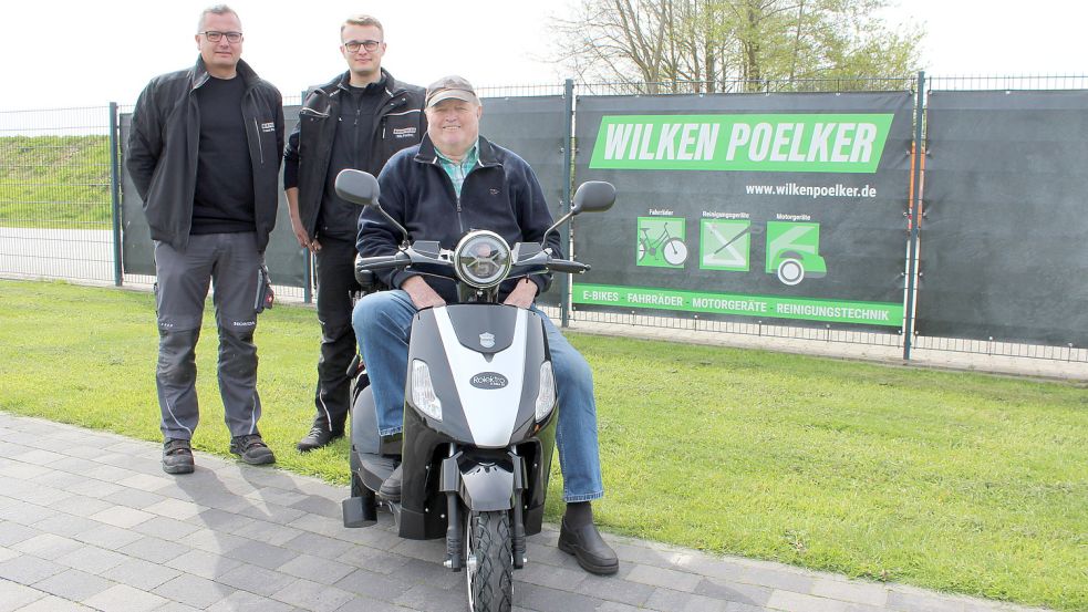 Clemens (von links) und Nils Poelker übergaben das E-Mobil an ihren treuen Kunden Heinz-Bernhard Böning. Foto: Onken