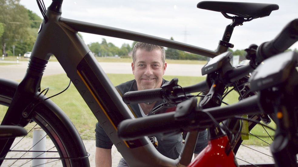 Kevin Pünter, Kaufberater für Fahrräder und E-Bikes bei Wilken Poelker, ist einer von rund 40 Mitarbeitern. Foto: Kluth