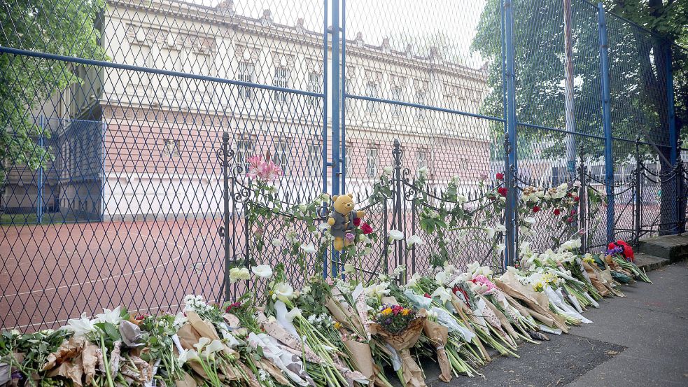 Vor der Schule werden Blumen als Zeichen der Trauer und Anteilnahme nach dem Amoklauf eines 13-jährigen Schülers abgelegt. Foto: imago images/Armin Durgut/Pixsell