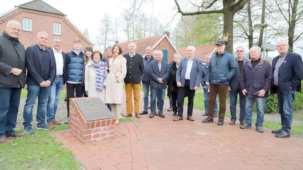 Im Rahmen der Mitgliederversammlung der Gemeinschaft der Freunde und Förderer des Moor- und Fehnmuseum Elisabethfehn wurde die Bronzetafel feierlich eingeweiht. Foto: Passmann
