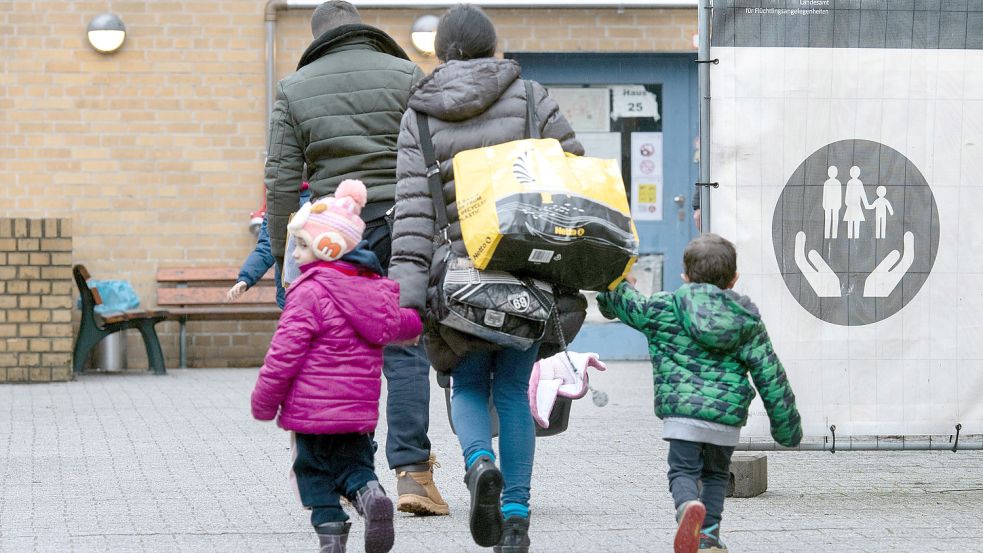 Nach der Ankunft in einer Erstaufnahmeeinrichtung werden Flüchtlinge in Niedersachsen auf die Kommunen verteilt. Foto: dpa/Paul Zinken