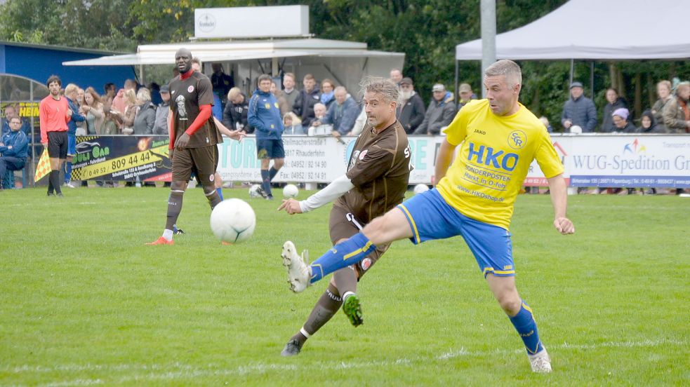 Die Oberledinger Allstars-Auswahl hat sich im September mit der Traditionself von St. Pauli gemessen. Diesmal kommt es zu einem Duell mit den „Ruhrpotthelden“. Foto: Weers
