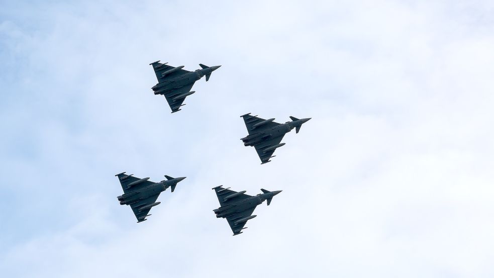 Eurofighter der Luftwaffe fliegen zwar in ziemlicher höher, so hoch wie das angedachte Weltraumflugzeug der Bundeswehr kommen sie nicht. Die Entwicklung läuft. Foto: dpa