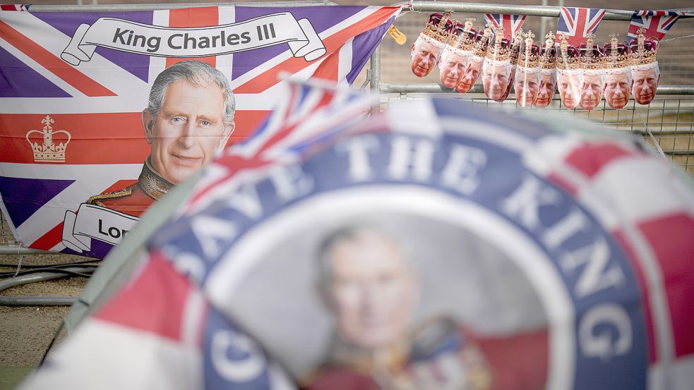 An diesem Sonnabend wird in London König Charles III. gekrönt. Hier schmücken Souvenirs einen Zaun entlang der Krönungsroute auf der Mall. Royal-Fans in Deutschland können das Spektakel bequem vom Sofa aus verfolgen und dabei in Prunk und Pomp schwelgen. Im Krönungsland selbst freuen sich nicht alle am neuen König, denn die Monarchie kostet den britischen Steuerzahler eine Menge Geld. Foto: Alexandru / DPA