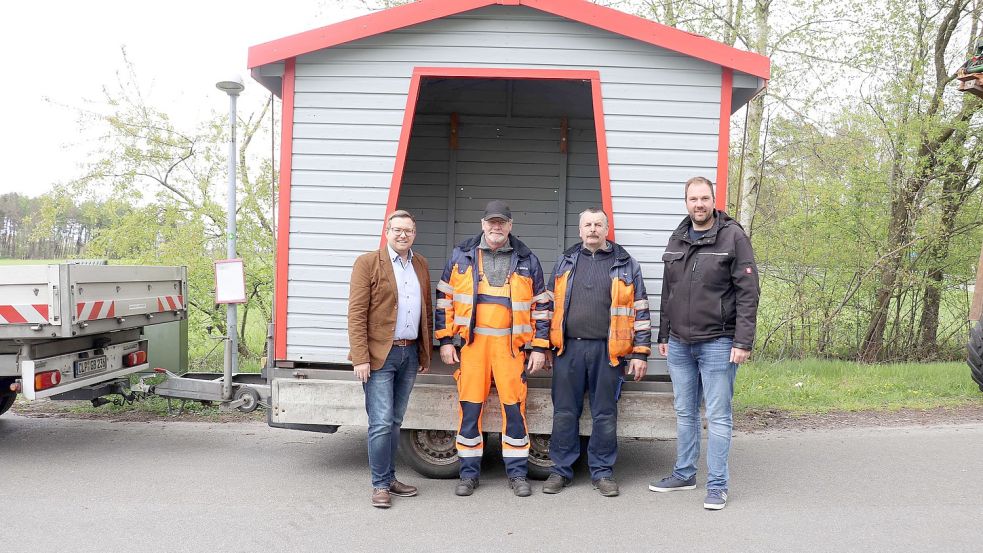 Sie bauten die alten Wartehäuschen ab und freuen sich auf die neuen (von links): Bürgermeister Nils Anhuth, Josef Schmidt und Peter Haak vom Bauhof der Gemeinde und Florian Meyer vom Bauamt. Foto: Gemeinde Barßel