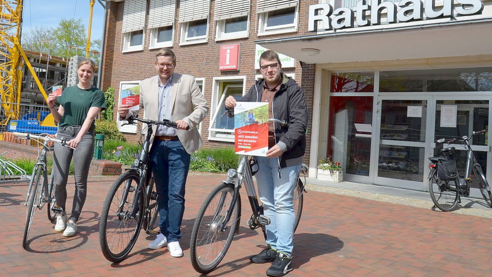 Bei der Präsentation der Stadtradel-Aktion 2023 in Barßel waren alle Verantwortlichen auf zwei Rädern am Start: CDURatsfrau Neele Venekamp, die die Aktion in Barßel angeregt hatte und mitorganisiert, kam mit dem Rennrad, Barßels Bürgermeister Nils Anhuth (Mitte), hatte das E-Bike seiner Frau dabei, und Jannes Imholte, Barßels neuer, alter Stadtradeln-Star, ist auf einem silberfarbenen Rad der Marke Gazelle unterwegs. Die Aktion läuft vom 3. bis 23. Juni. Foto: Fertig