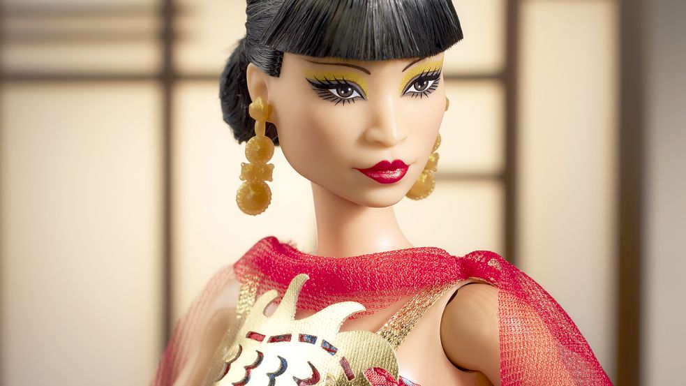 Dieses von Mattel veröffentlichte Bild zeigt eine Barbie-Puppe, die der asiatisch-amerikanischen Hollywood-Pionierin Anna May Wong nachempfunden ist und Teil der Inspiring Women Series ist. Foto: Mattel/AP
