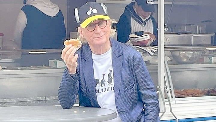 Auch Komiker Otto Waalkes genießt hin und wieder mal ein Fischbrötchen bei Bittner's Fischimbiss, wenn er in seiner Geburtsstadt Emden ist. Auch in dieser Woche war er an der Fischbude. Foto: Bittner's Fischimbiss