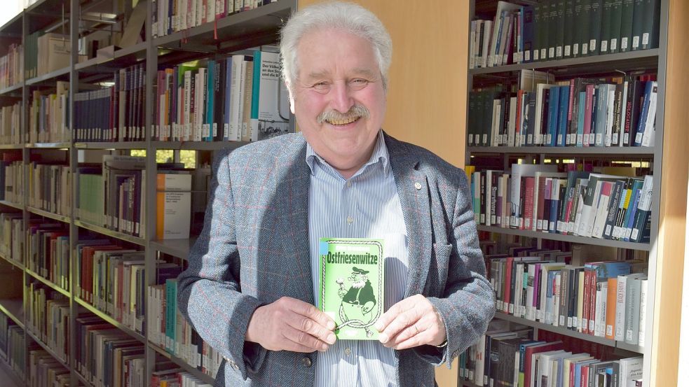 Rico Mecklenburg, Präsident der Ostfriesischen Landschaft, sieht Ostfriesen-Witze als Förderung der Bekanntheit Ostfrieslands. In der Landesbibliothek in Aurich gibt es einige Bücher mit Ostfriesen-Witzen. Foto: Hoppe