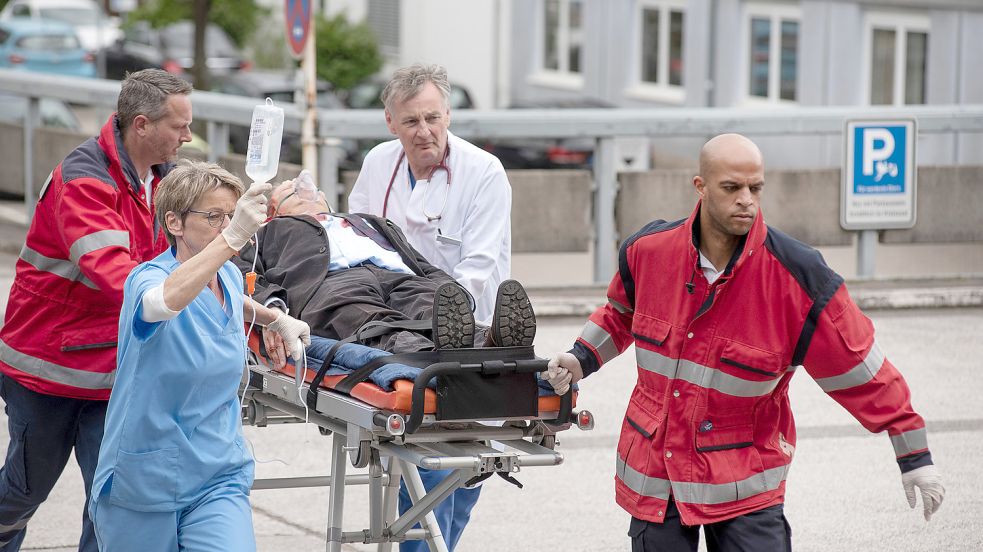 Borowski (Axel Milberg) wird schwer verletzt ins Krankenhaus gebracht. Seinen Fall muss er vom Bett aus lösen. Foto: NDR/ARD/Thorsten Jander