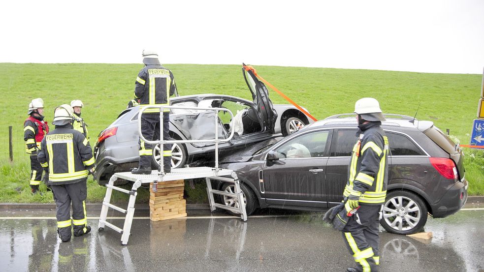 Die beiden Autos waren an der Kreuzung Nüttermoorer Straße/Deichstraße zusammengestoßen. Foto: Wolters