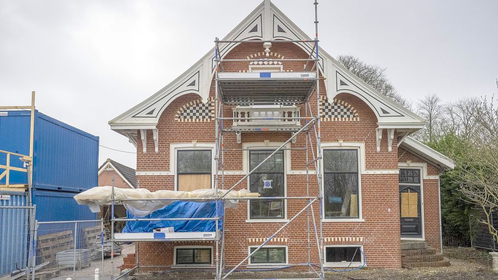 Typisches Bild in Loppersum: Ein Wohnhaus in der niederländischen Kleinstadt muss aufgrund der Erbeben saniert werden. Foto: Imago Images/Jilmer Postma