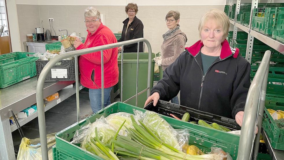 Die Ehrenamtler stehen Gewehr bei Fuß, halten die Ausgabestelle derzeit auch ohne Leitung am Laufen. In der Ausgabe packen Inge Jacobs (von links), Margot Niemann, Sylvia Voskamp und Anne Rother tüchtig an. Foto: Janßen