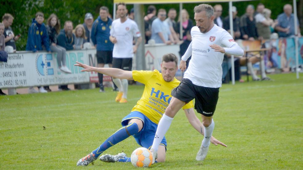 Ihr Geschick am Ball bewiesen die Ruhrpotthelden (weiße Trikots) in vielen Szenen. Trotzdem mussten sie eine Niederlage hinnehmen. Fotos: Weers